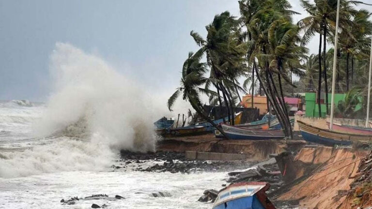 উপকূল থেকে ১০ লাখ ৬০ হাজার মানুষকে সরিয়ে নিচ্ছে ওড়িশা